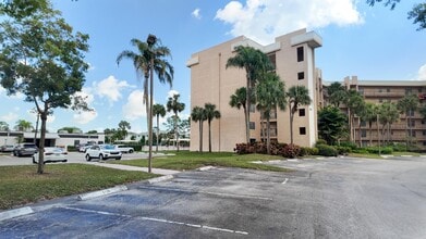 4640 Lucerne Lakes Blvd W in Greenacres, FL - Foto de edificio - Building Photo
