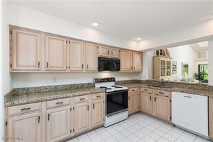 6658 Trident Way in Naples, FL - Building Photo