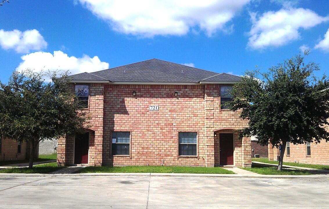 721 Sonesta Ct, Unit #4 in Harlingen, TX - Building Photo