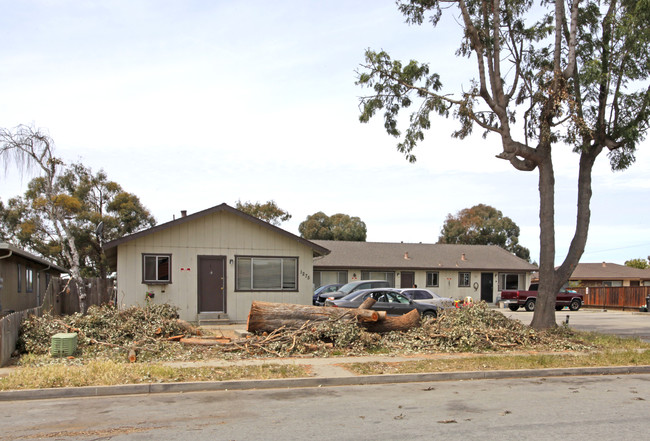 1275 Cherokee Dr in Salinas, CA - Foto de edificio - Building Photo