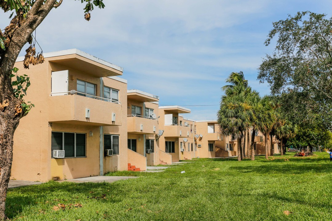 2099 NW 23rd St in Miami, FL - Foto de edificio