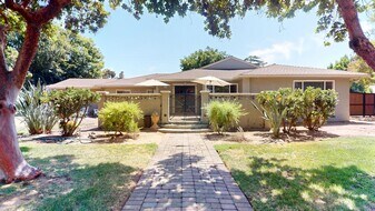 1745 W San Madele Ave in Fresno, CA - Building Photo
