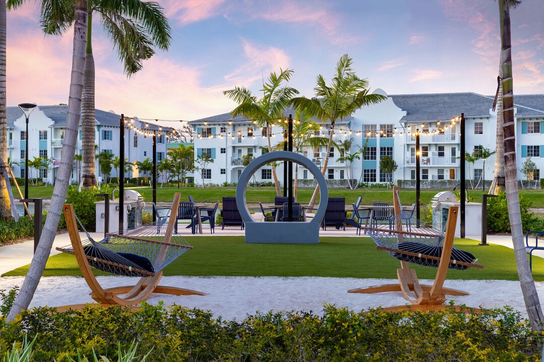 Elan Palm Reserve in Lake Worth, FL - Foto de edificio