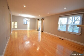 24 Thorne Rd in West Hartford, CT - Building Photo - Building Photo
