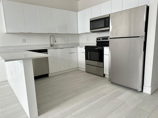 909 E 24th St in Hialeah, FL - Building Photo - Building Photo