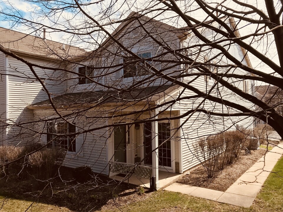 102 Creston Cir in Aurora, IL - Building Photo