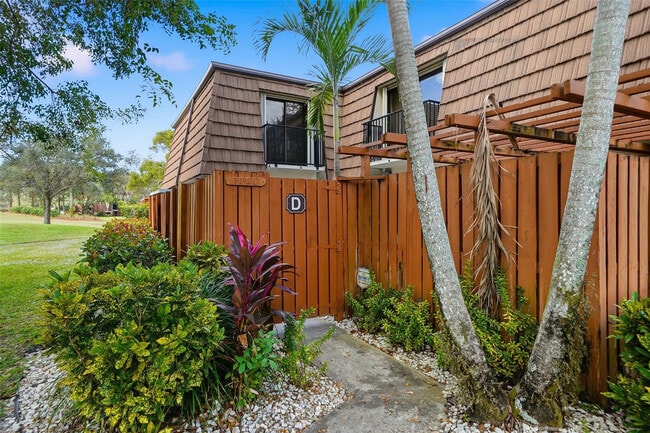 9142 SW 23rd St in Davie, FL - Building Photo - Building Photo