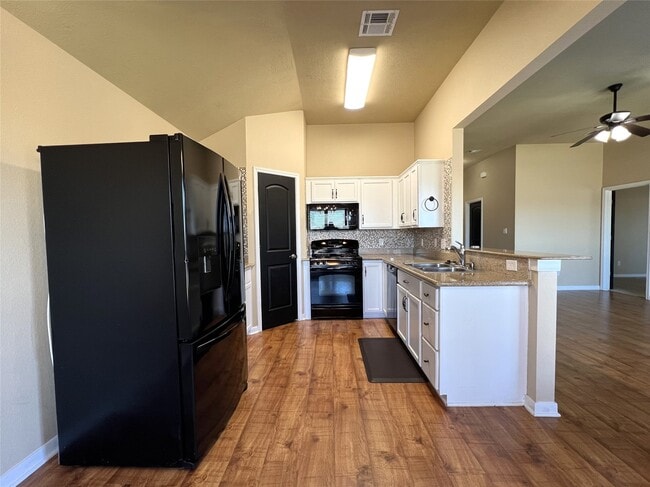 407 Laney St in Brenham, TX - Building Photo - Building Photo