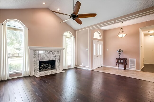 1405 Ridgemoor Ln in Richardson, TX - Foto de edificio - Building Photo