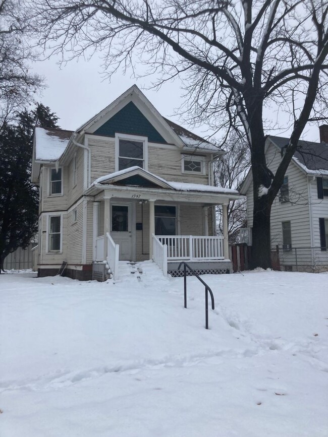 1947 Dixwell St in Davenport, IA - Building Photo - Building Photo