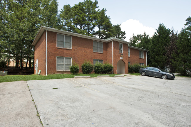 6684 Chupp Rd in Lithonia, GA - Building Photo - Building Photo