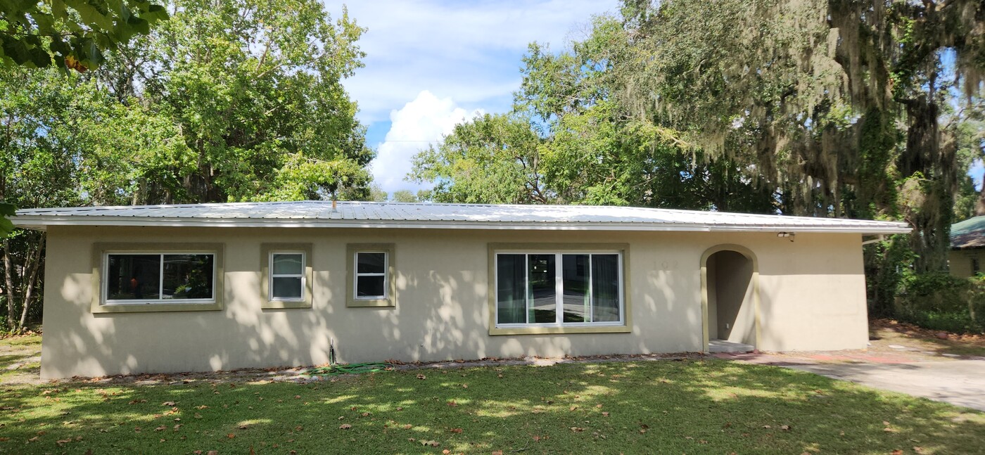 102 Ashley Dr in Palatka, FL - Building Photo