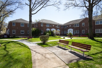 Deepdale Gardens in Little Neck, NY - Building Photo - Building Photo