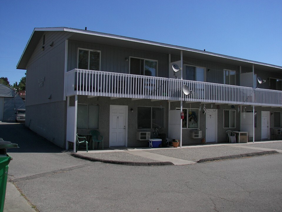 116 E Dewberry Ave in Omak, WA - Foto de edificio