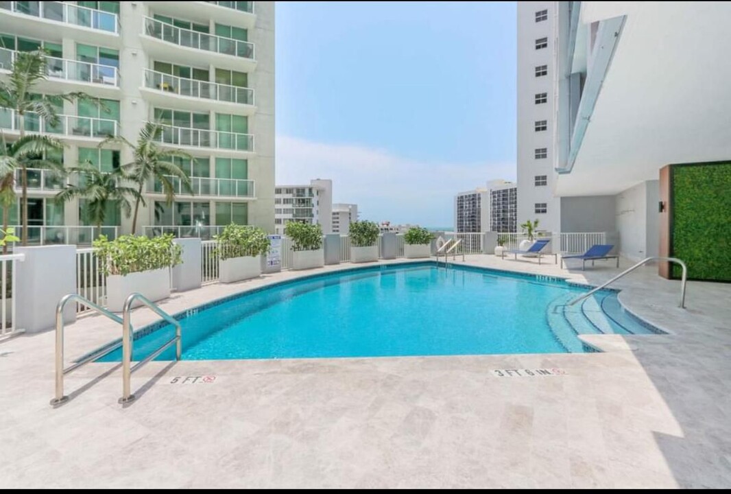 170 SE 14th St, Unit 1802 in Miami, FL - Building Photo