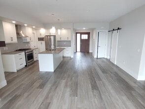 4000-4000 Redstone Cres in Peachland, BC - Building Photo - Building Photo