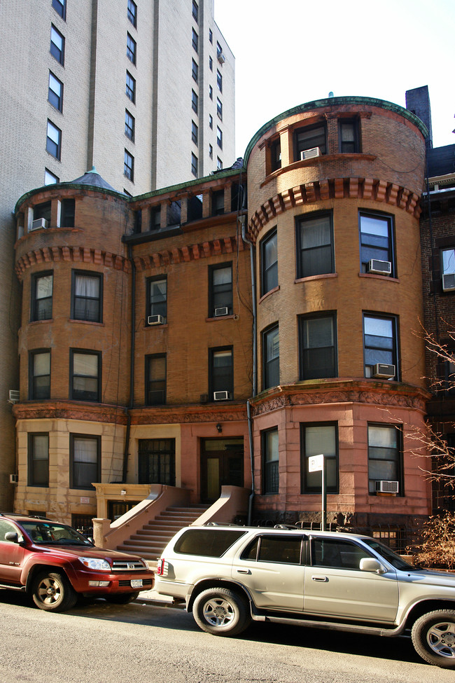 246 W 73rd St in New York, NY - Building Photo - Building Photo