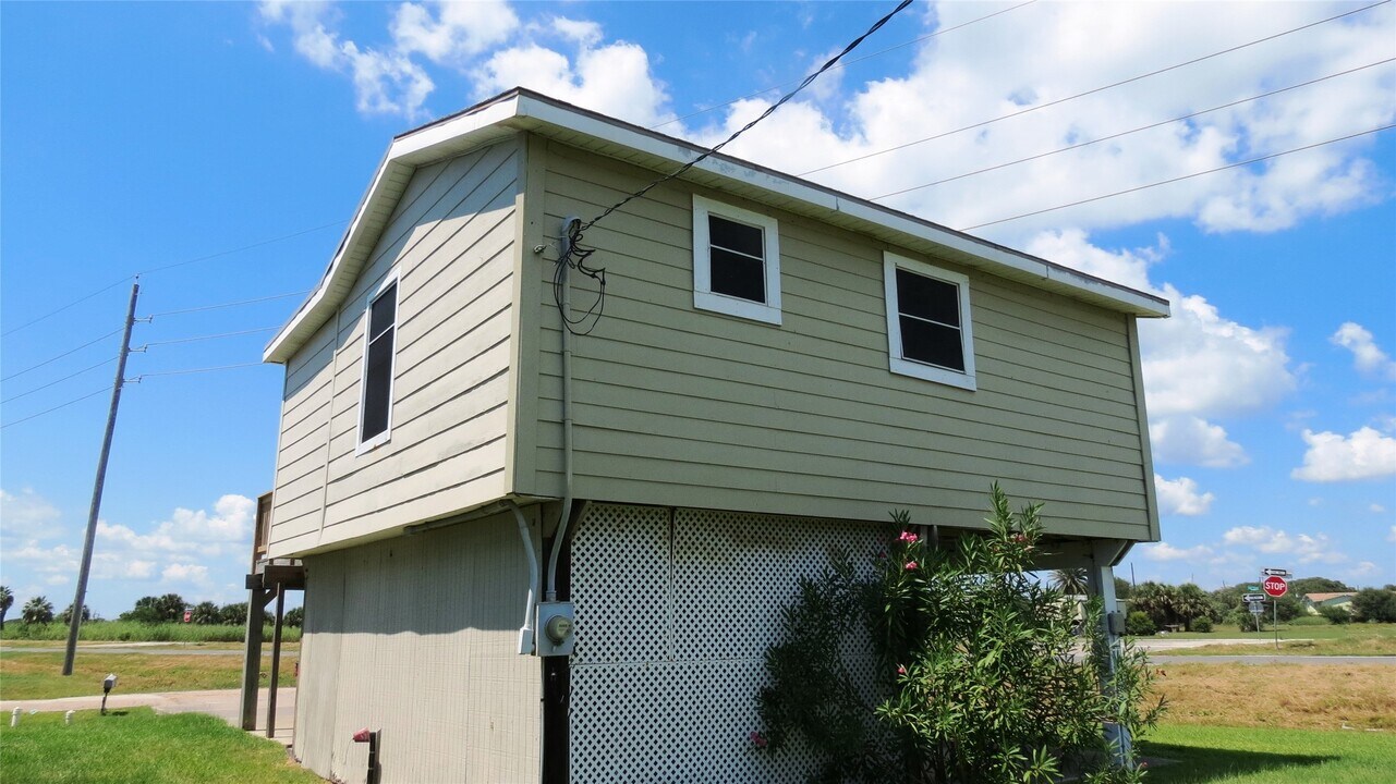 4011 Vista Blvd in Galveston, TX - Building Photo