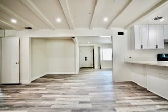 22148 Welby Way in Woodland Hills, CA - Building Photo - Building Photo