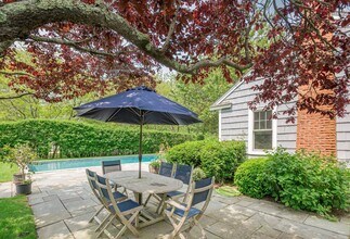 1 Dune Alpin Dr S in East Hampton, NY - Building Photo - Building Photo