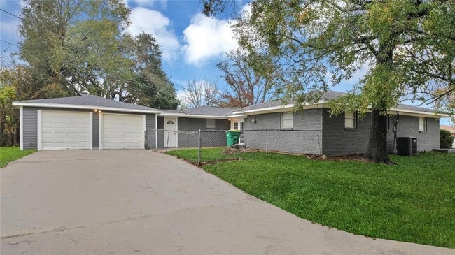 2105 Olive St in Baytown, TX - Building Photo - Building Photo