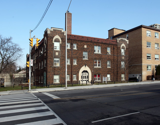 2010 Bloor St W in Toronto, ON - Building Photo - Primary Photo