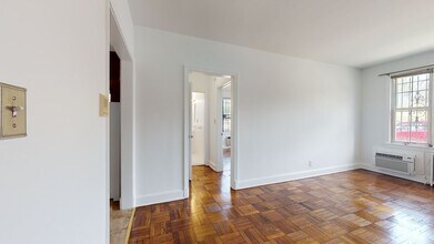 4481 MacArthur Blvd NW in Washington, DC - Building Photo - Building Photo