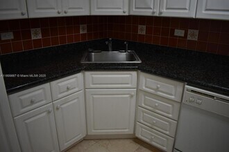 6039 Collins Ave, Unit 914 in Miami Beach, FL - Building Photo - Building Photo