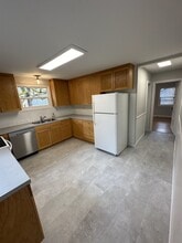 4509 SW Taylors Ferry Rd, Unit Unit A in Portland, OR - Foto de edificio - Building Photo