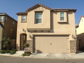 1324 Royalty Way in Clovis, CA - Building Photo