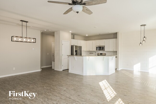 831 Redbud Ln in Summerville, SC - Foto de edificio - Building Photo