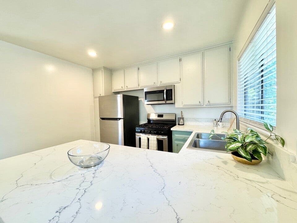10707 Landale St in North Hollywood, CA - Building Photo