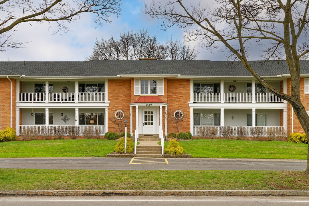 Country Club in Rochester, NY - Building Photo