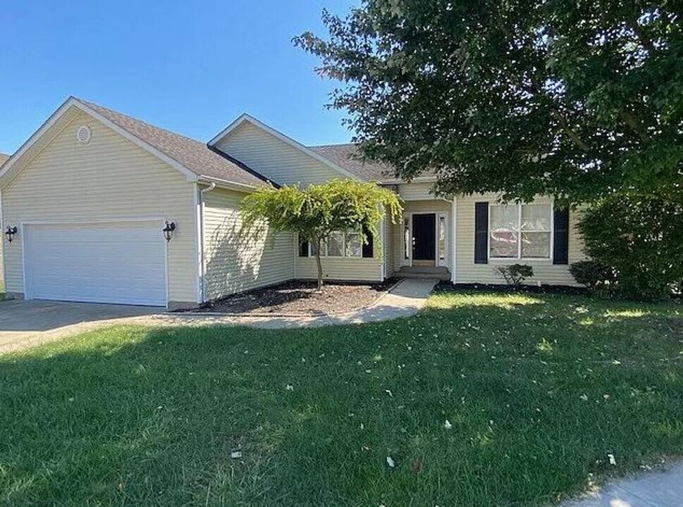 921 Corydalis Ct in Bowling Green, KY - Building Photo