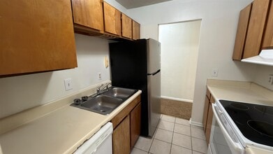 1315 Airport Dr in Tallahassee, FL - Building Photo - Building Photo