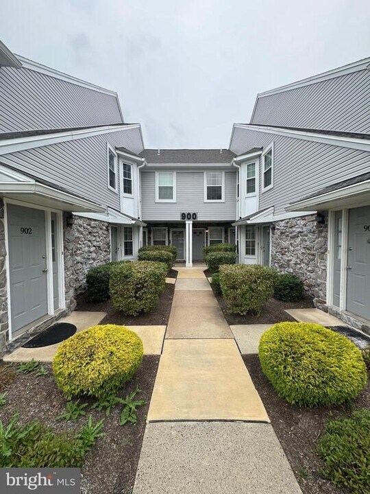 906 Mews Dr in Sellersville, PA - Building Photo