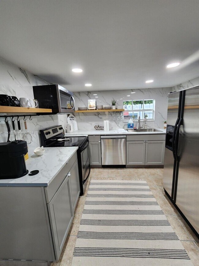 1872 SW 29th Ave in Fort Lauderdale, FL - Foto de edificio - Building Photo
