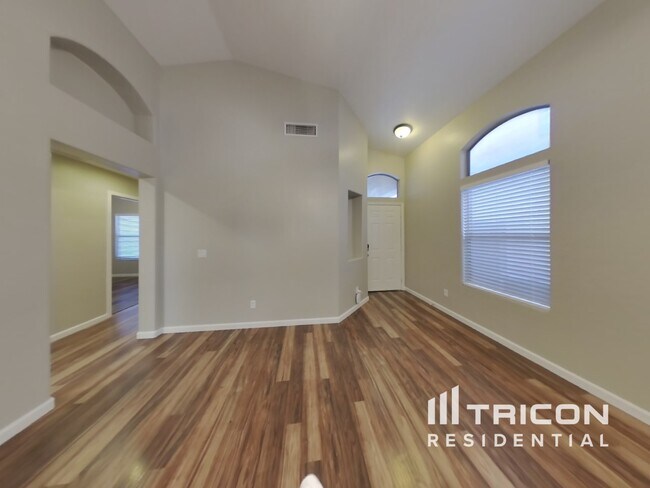 10057 E Capri Ave in Mesa, AZ - Foto de edificio - Building Photo