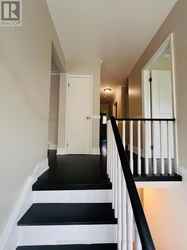 2749 Truscott Dr in Mississauga, ON - Building Photo - Building Photo