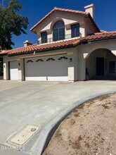 325 Rainbow Terrace in Palmdale, CA - Building Photo - Building Photo