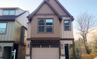 7910 SW Capitol Hill Rd, Unit 12 in Portland, OR - Building Photo