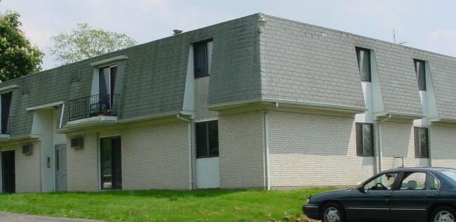395 N Mecca St, Unit 1 in Cortland, OH - Foto de edificio - Building Photo