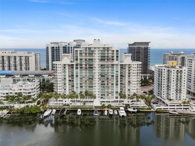 5900 Collins Ave in Miami Beach, FL - Foto de edificio - Building Photo