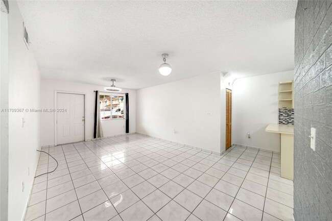 10009 W Okeechobee Rd in Hialeah, FL - Building Photo - Building Photo