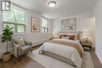 221 Melvin Ave in Hamilton, ON - Building Photo - Building Photo