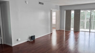 3050 N Palm Aire Dr in Pompano Beach, FL - Building Photo - Building Photo