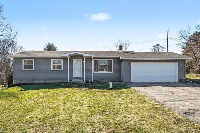 880 Hemingway Rd in Lake Orion, MI - Building Photo - Building Photo