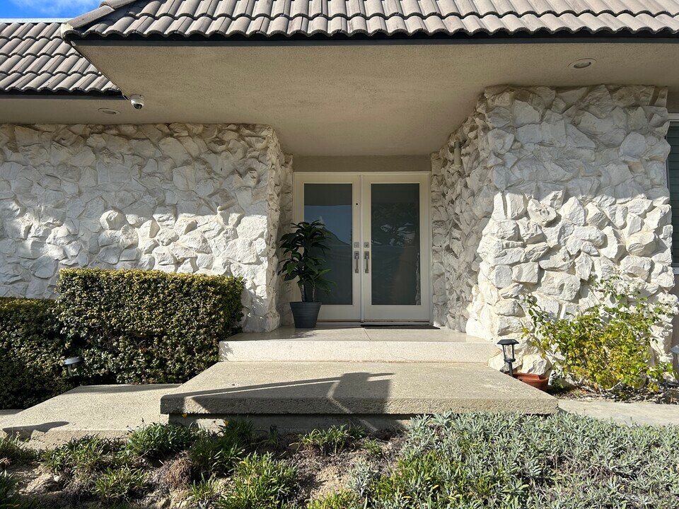 14687 Deervale Pl in Sherman Oaks, CA - Building Photo
