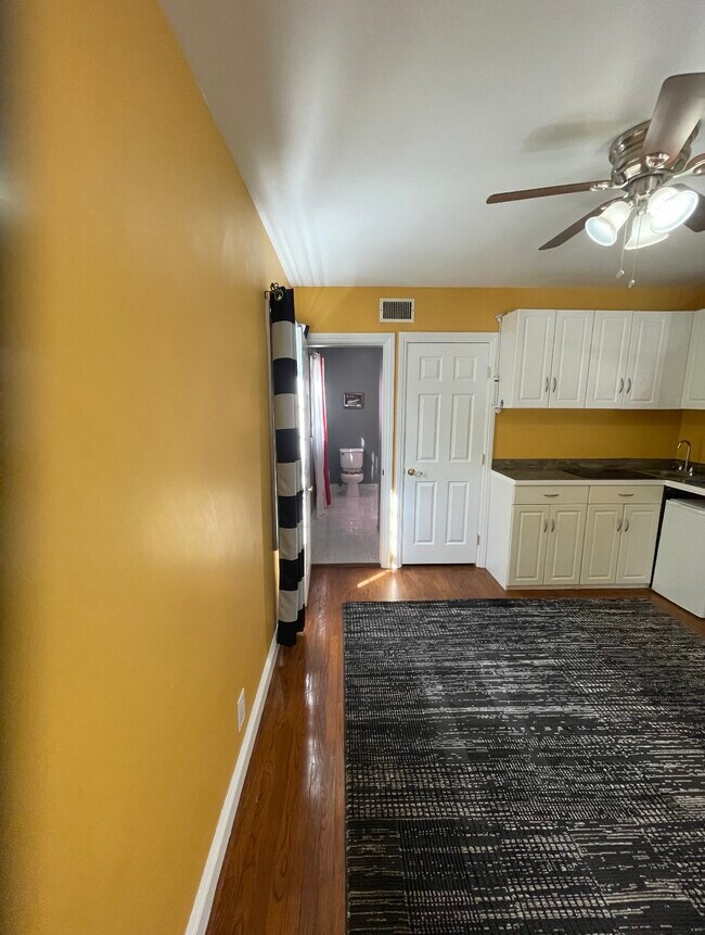 5115 Canoga Ave in Woodland Hills, CA - Foto de edificio - Building Photo