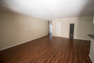 19425 Haynes St, Unit 08 in Los Angeles, CA - Building Photo - Building Photo